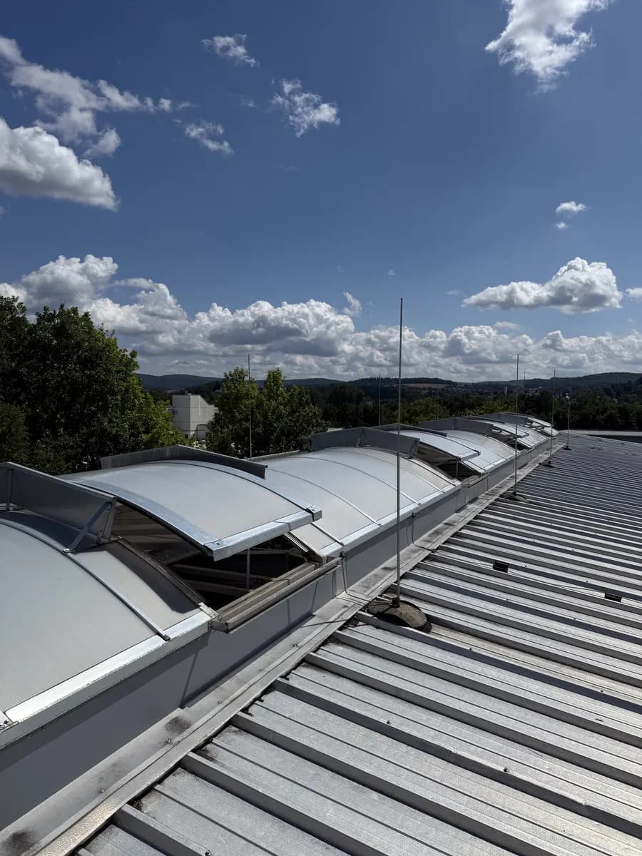 Lichtband mit geöffneter RWA-Klappe auf einem Trapezblechdach