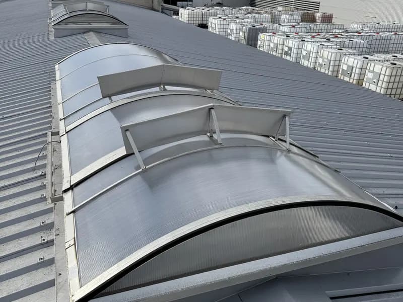 Lichtband mit Polycarbonat-Stegplatten auf einem Trapezblechdach