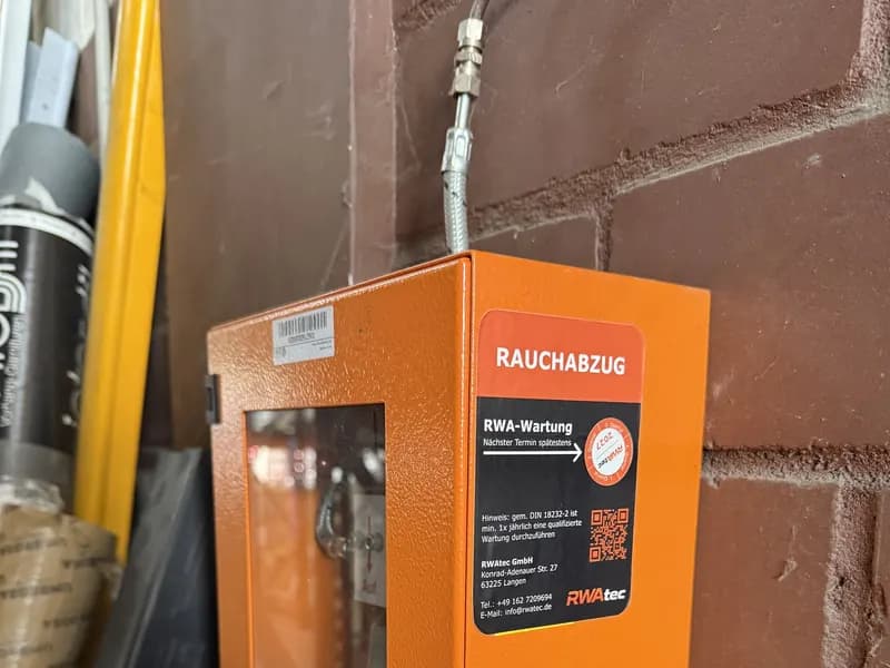 RWA-Bedienstelle mit RWAtec-Wartungsplakette und nächstem Prüftermin